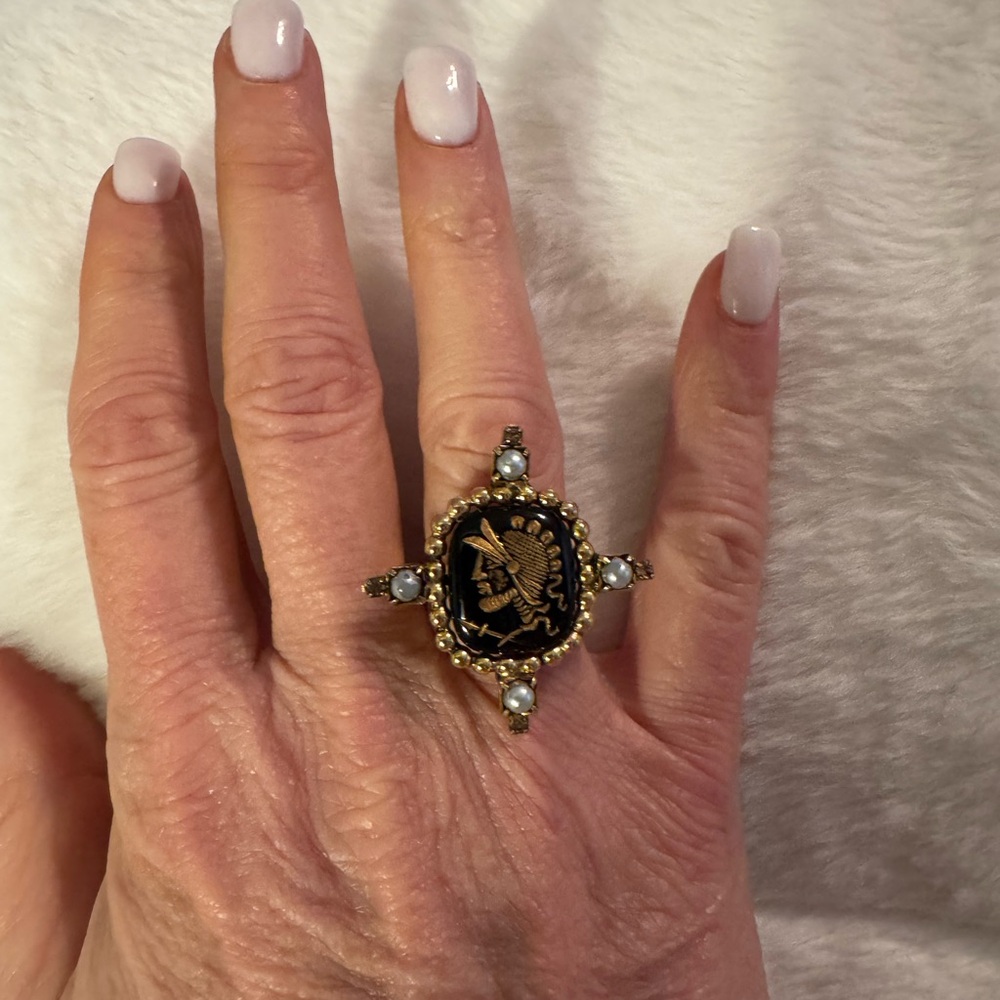 Elegant Black and Gold Cameo Ring